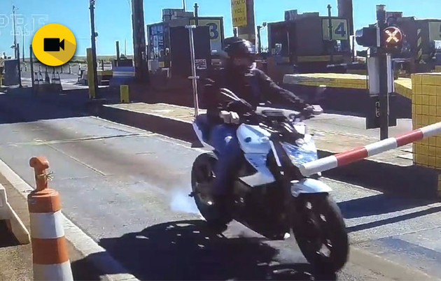 Imagem ilustrativa da imagem Motociclista fura pedágio, cai e toma prejuízo de R$ 3 mil