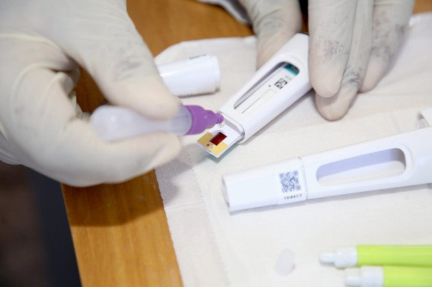 Um teste inicial, que começou em 23 de abril, já aplicou a injeção em mais de mil voluntários, com idade variando entre 18 e 55 anos
