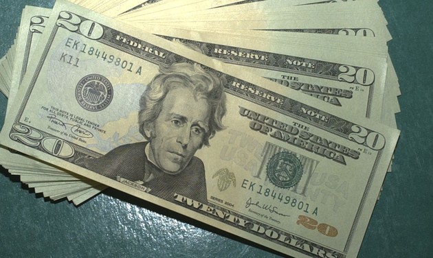 Imagem ilustrativa da imagem Dólar fecha abaixo de R$ 5 pela 1ª vez desde março