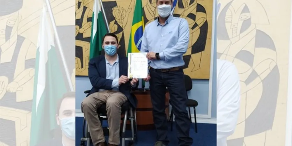 A moção foi apresentada pelo vereador Felipe Passos, que destacou a doação de 2.250 máscaras respiradoras, 15 toneladas de alimentos e equipamentos hospitalares aos municípios de Ponta Grossa e Carambeí.