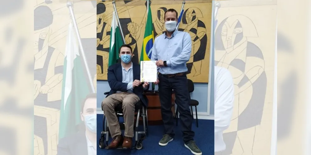 A moção foi apresentada pelo vereador Felipe Passos, que destacou a doação de 2.250 máscaras respiradoras, 15 toneladas de alimentos e equipamentos hospitalares aos municípios de Ponta Grossa e Carambeí.