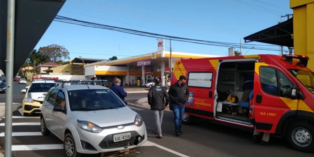Imagem ilustrativa da imagem Batida entre carro e moto deixa ferido na Carlos Cavalcanti