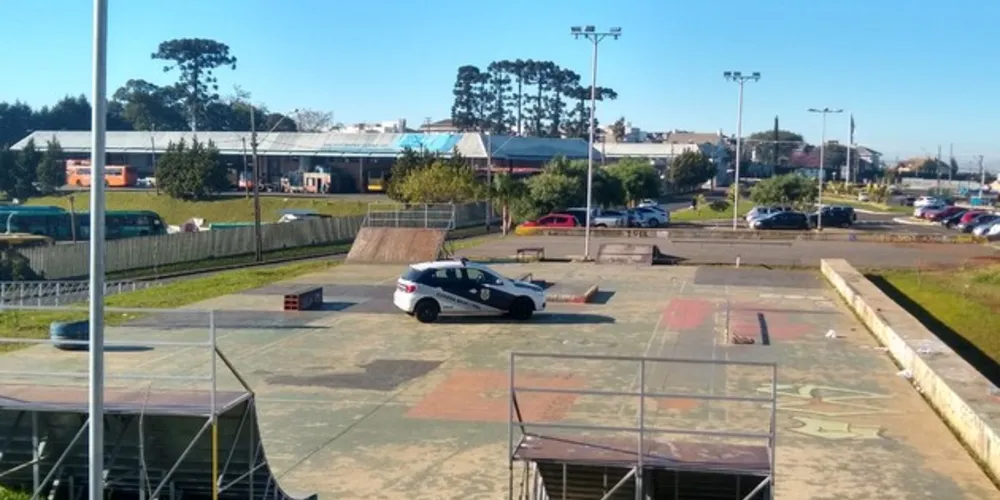 Viaturas da Guarda Municipal (GM) foram até o local e fixaram fitas para isolar o espaço