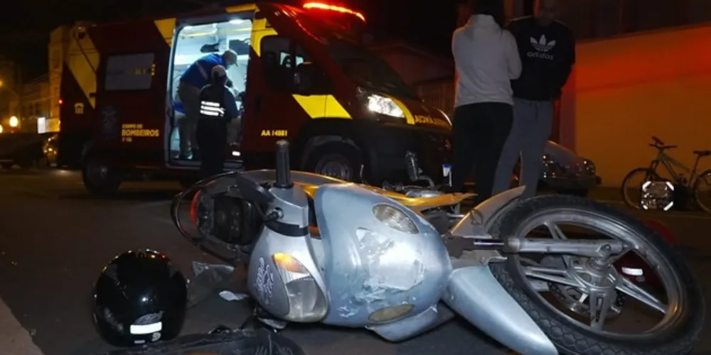 Colisão envolveu uma moto e carro na Avenida Bonifácio Vilela