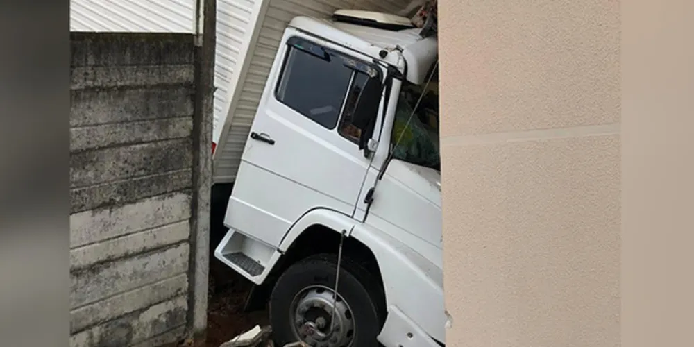 Cachorro da família estava próximo ao muro atingido e morreu