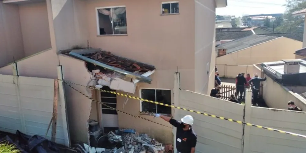 Caminhão disparou de um pátio de descarga atingindo o muro e a lavanderia da casa