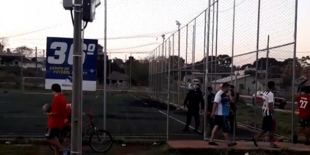 Jogo de futebol estava sendo realizado em uma quadra de futebol society