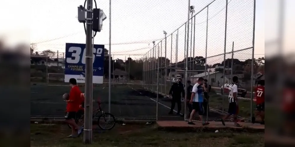 Jogo de futebol estava sendo realizado em uma quadra de futebol society