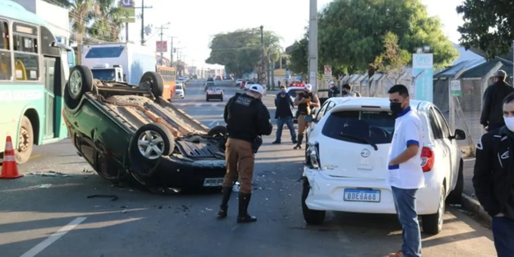 Motorista do carro que capotou sofreu apenas lesões leves, segundo os bombeiros
