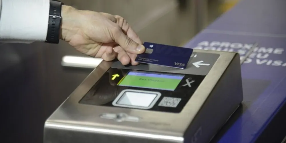 Até a semana passada, só era possível fazer pagamentos por aproximação, sem ter que digitar a senha, quando o valor fosse de, no máximo, R$50. Agora, o valor aumentou para R$100. 