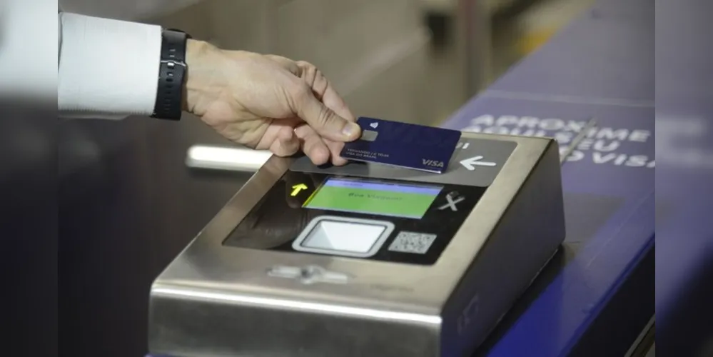 Até a semana passada, só era possível fazer pagamentos por aproximação, sem ter que digitar a senha, quando o valor fosse de, no máximo, R$50. Agora, o valor aumentou para R$100. 