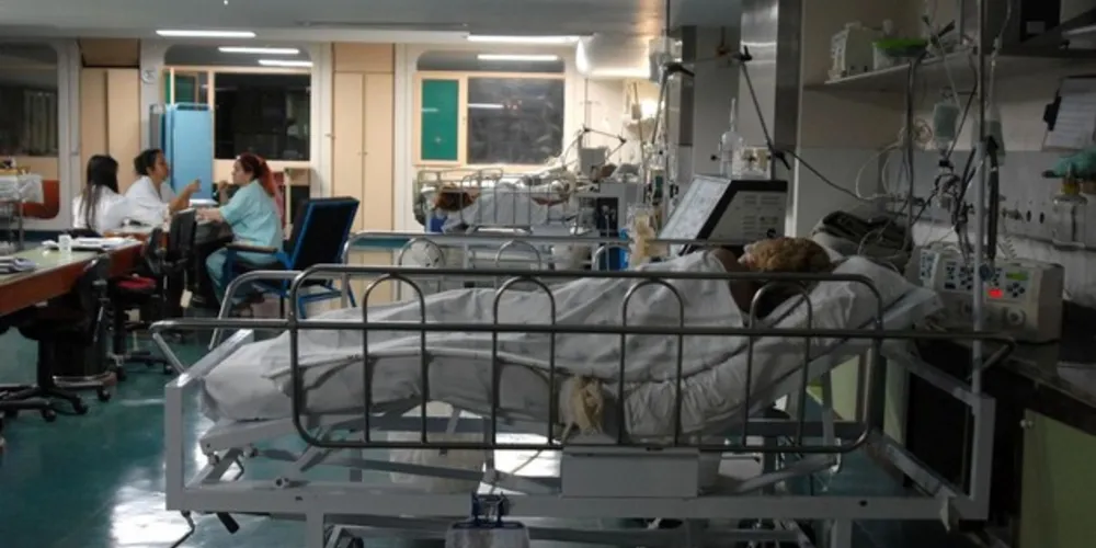 Conforme relato de testemunhas do hospital, o homem também efetuava ameaças verbais e xingamentos à médica, ao segurança, aos funcionários e atendentes.