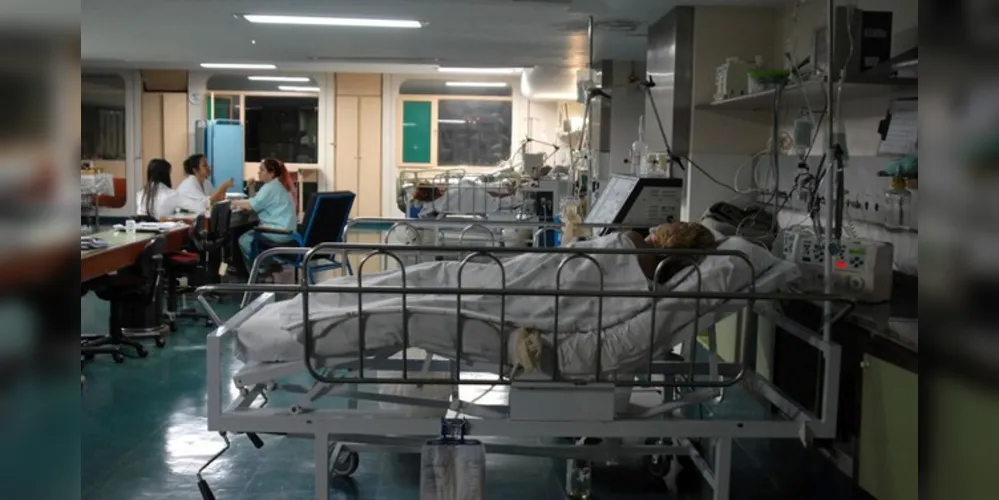 Conforme relato de testemunhas do hospital, o homem também efetuava ameaças verbais e xingamentos à médica, ao segurança, aos funcionários e atendentes.