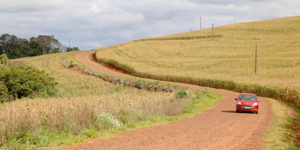 Essas obras integram um conjunto de 59 convênios para pavimentação rural atualmente em execução em 48 cidades diferentes.