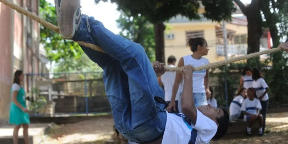A partir do ECA tornou-se dever da família, da sociedade e do Estado assegurar com "absoluta prioridade" direitos essenciais