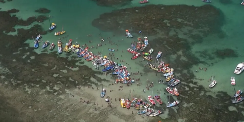 Piscinas naturais, mergulho e passeios para avistar peixe-boi são alguns dos atrativos da Costa dos Corais.