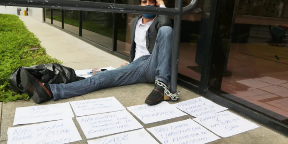 Imagem ilustrativa da imagem Empresário se acorrenta a agência bancária em protesto