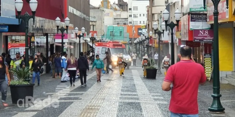 Imagem ilustrativa da imagem Prefeitura realiza ‘desinfecção’ do Calçadão Coronel Cláudio