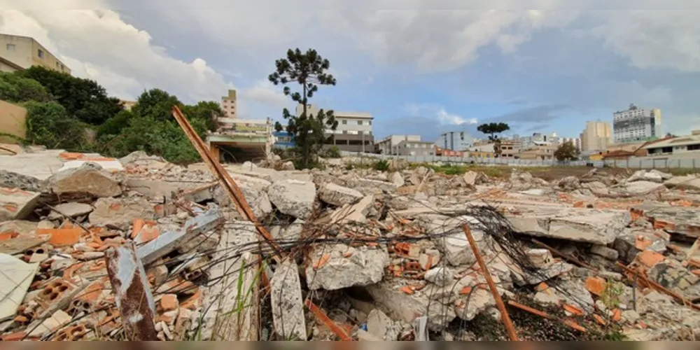 Estrutura principal do Mercado Municipal foi demolida para a construção do novo projeto