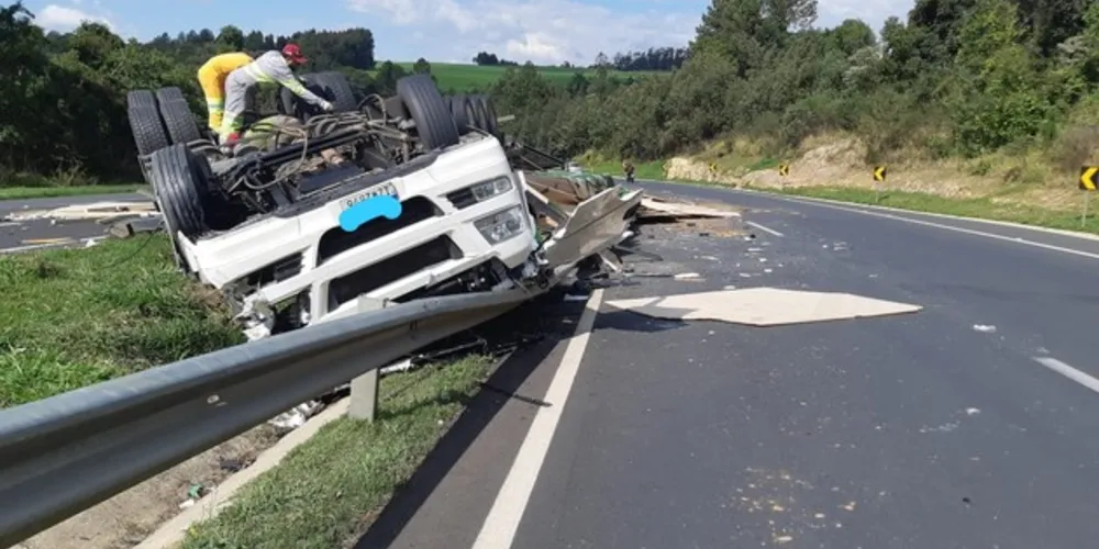 Acidente deixou motorista ferido e gerou congestionamento de dois quilômetros na rodovia