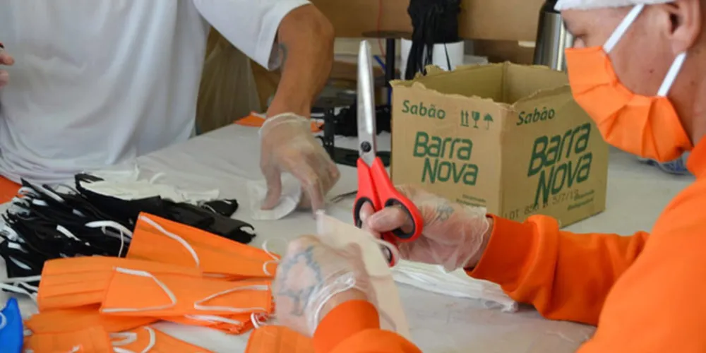 Diversas prefeituras e conselhos da comunidade também disponibilizaram máquinas de costura, o que tornou possível dar oportunidade de trabalho a mais presos.