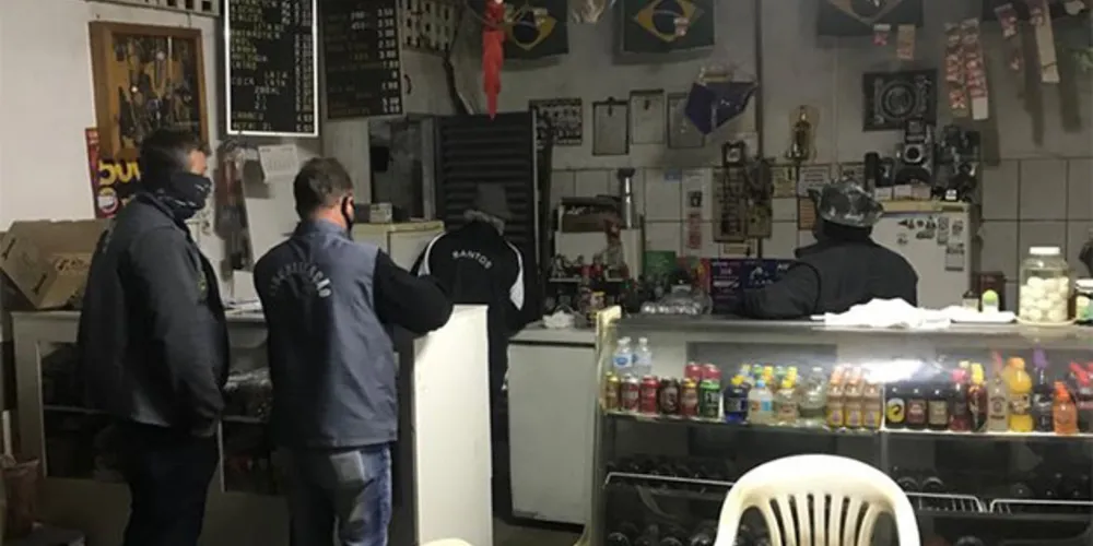 Dois estabelecimentos comerciais foram flagrados abertos após as 23h