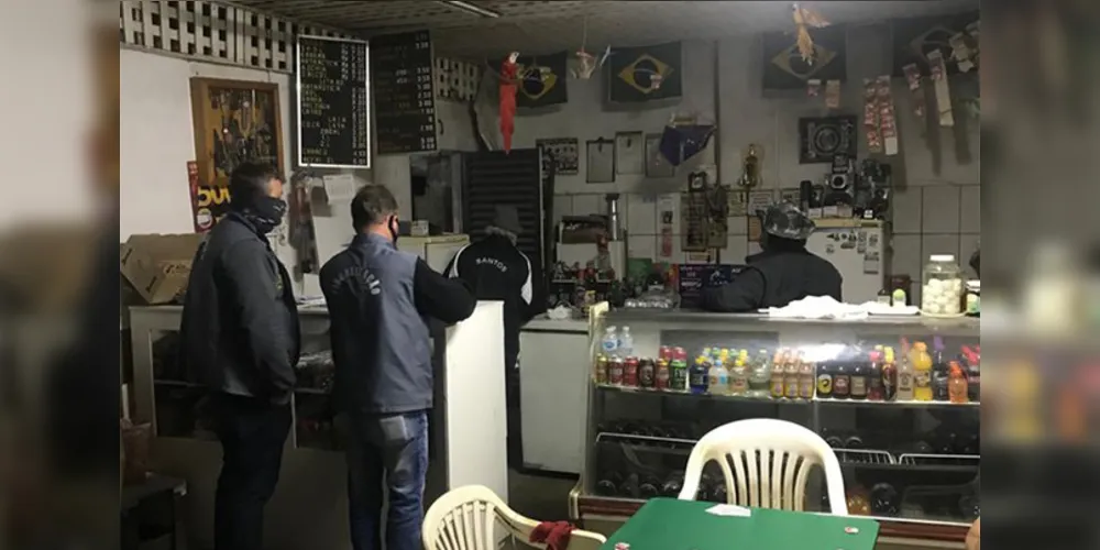 Dois estabelecimentos comerciais foram flagrados abertos após as 23h