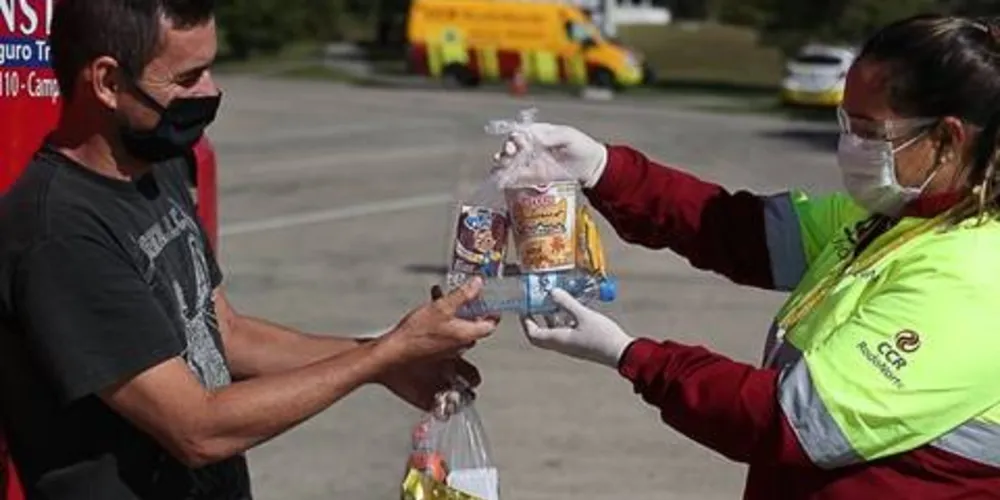 Entre diversos serviços nos pontos de apoio, caminhoneiros recebem kits de alimentação e higiene.