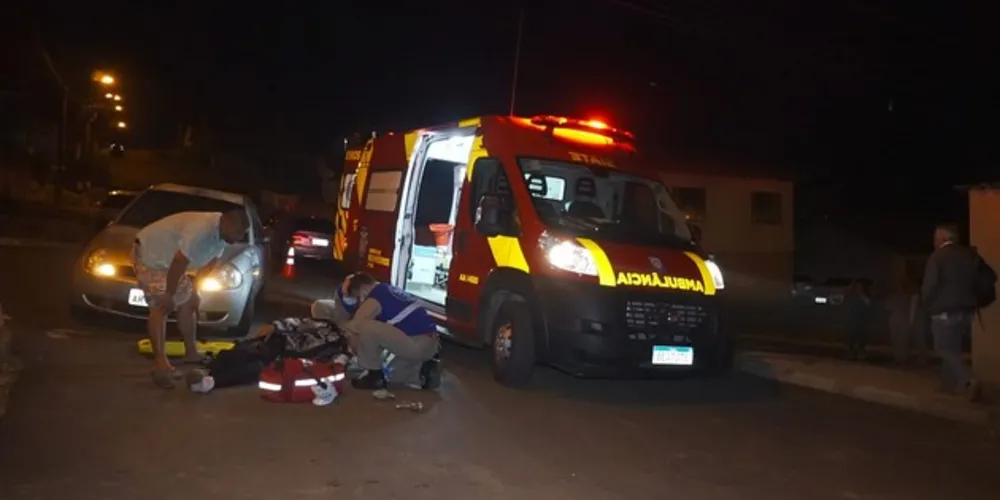 Motociclista sofreu escoriações pelo corpo e lesões na bacia e na clavícula