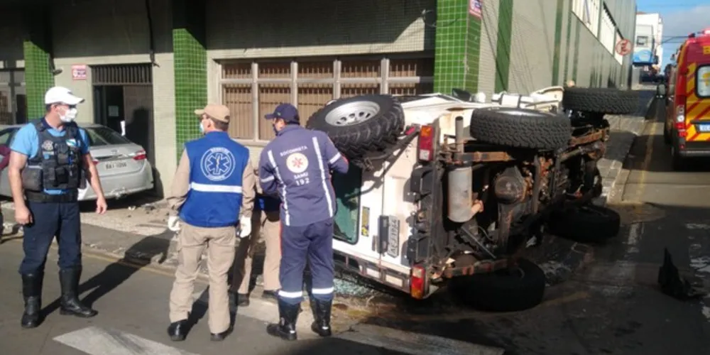 Acidente mobiliza equipes do Samu e dos bombeiros em cruzamento no centro de Ponta Grossa