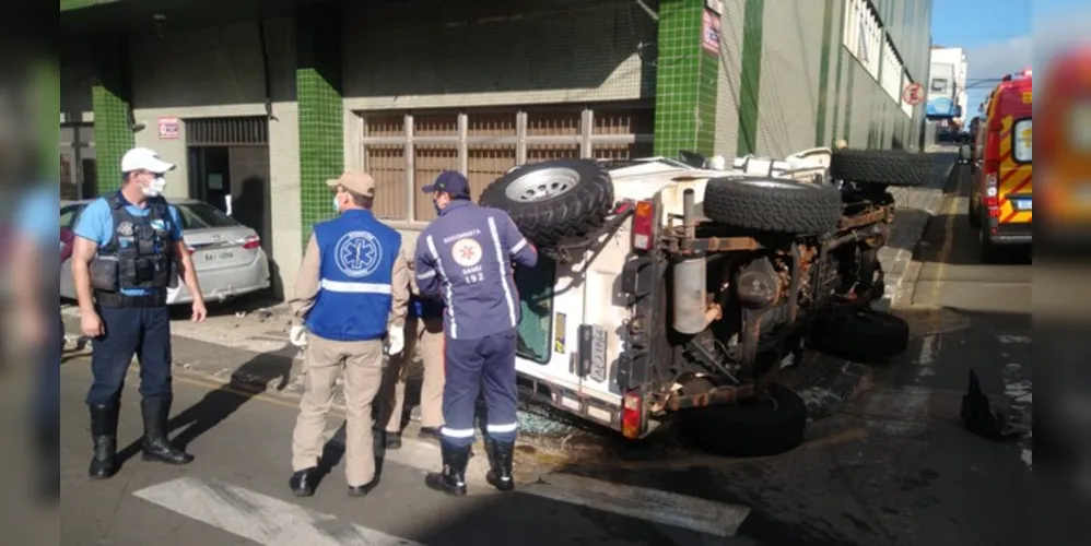 Acidente mobiliza equipes do Samu e dos bombeiros em cruzamento no centro de Ponta Grossa