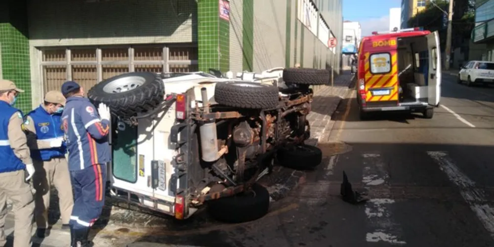 Imagem ilustrativa da imagem Jeep tomba após colisão e atinge parede de imóvel na área central