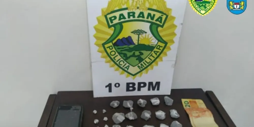 Além da droga, polícia encontrou balança e dinheiro que seria fruto da venda de drogas