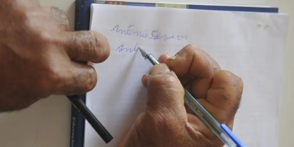 São pessoas de 15 anos ou mais que, pelos critérios do Instituto Brasileiro de Geografia e Estatística (IBGE), não são capazes de ler e escrever nem ao menos um bilhete simples. 