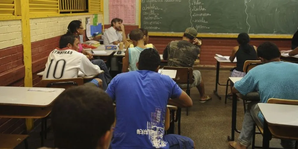 No Brasil, a proporção de pessoas de 25 anos ou mais de idade que terminaram a educação básica obrigatória.