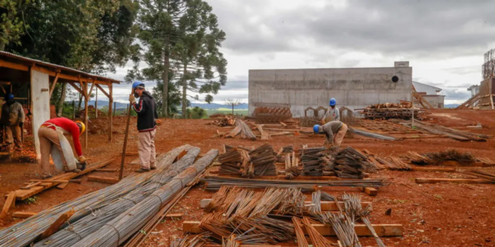 Esses R$ 350 milhões estão destinados a investimentos em obras abastecimento de água em 87 municípios e de esgotamento sanitário em 20 cidades.