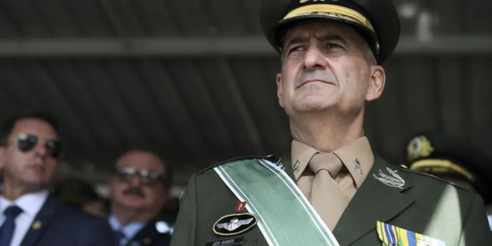  O general serve às Forças Armadas desde 1973, quando entrou na Escola Preparatória de Cadetes do Exército.