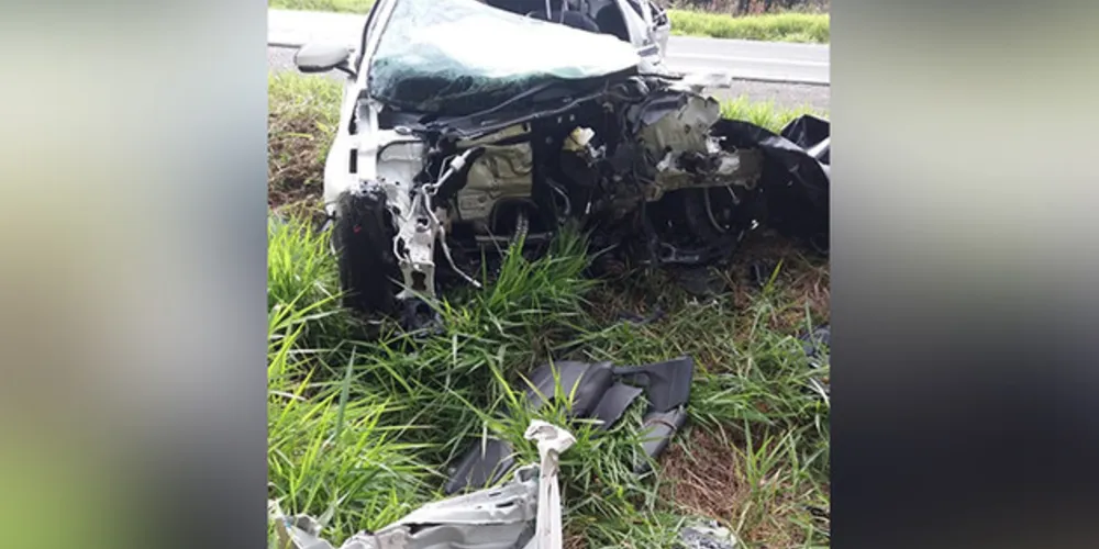 Motorista do carro invadiu pista contrária e provocou a colisão, segundo a PRF