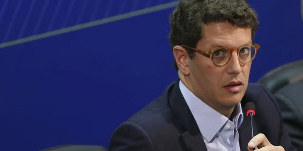 Bolsonaro disse que não pretende demitir o ministro do Meio Ambiente, Ricardo Salles, alvo de críticas por conduzir uma política vista por ambientalistas no Brasil e no exterior como leniente com delitos ambientais.