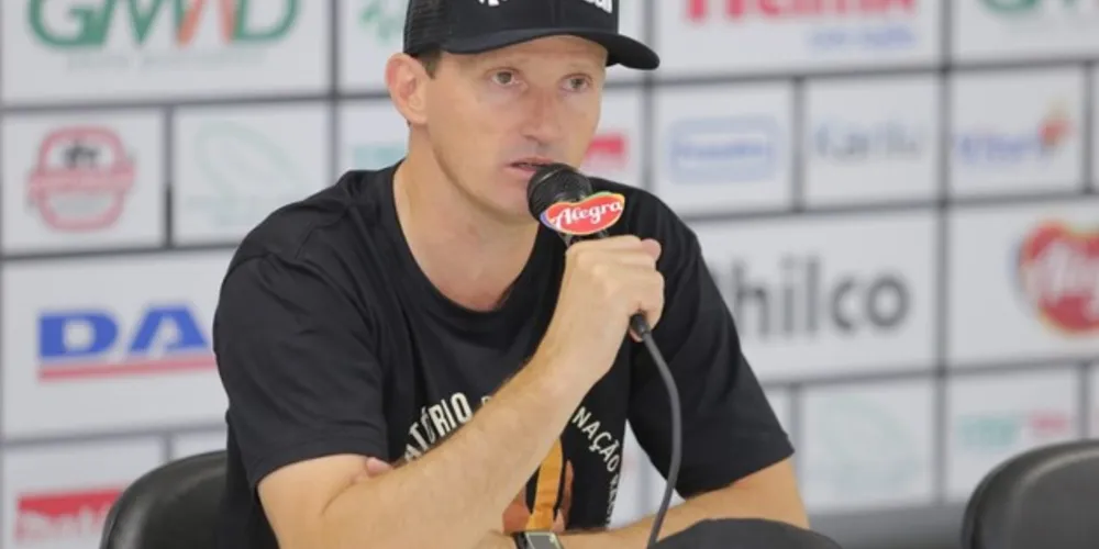 Treinador não poderá ficar na beira do campo no retorno do Campeonato Paranaense neste sábado