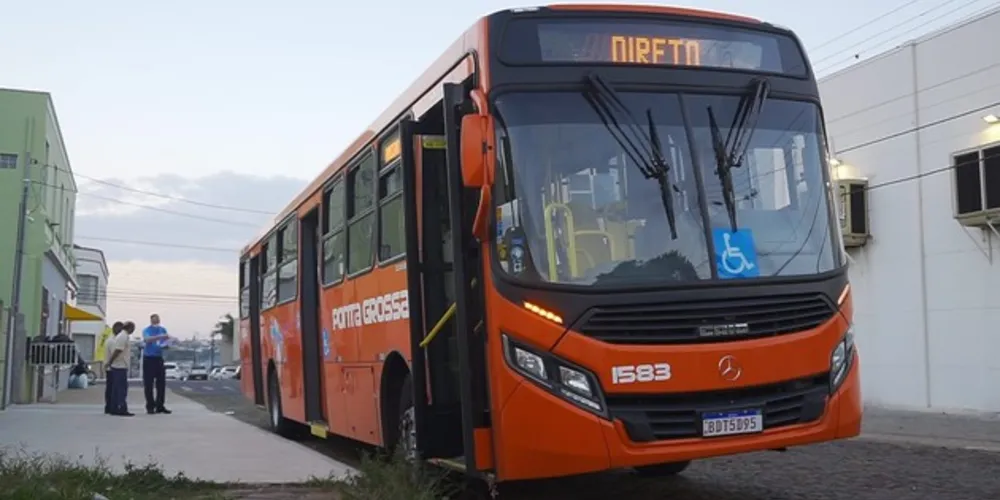 Imagem ilustrativa da imagem Carro bate na traseira de ônibus em Uvaranas