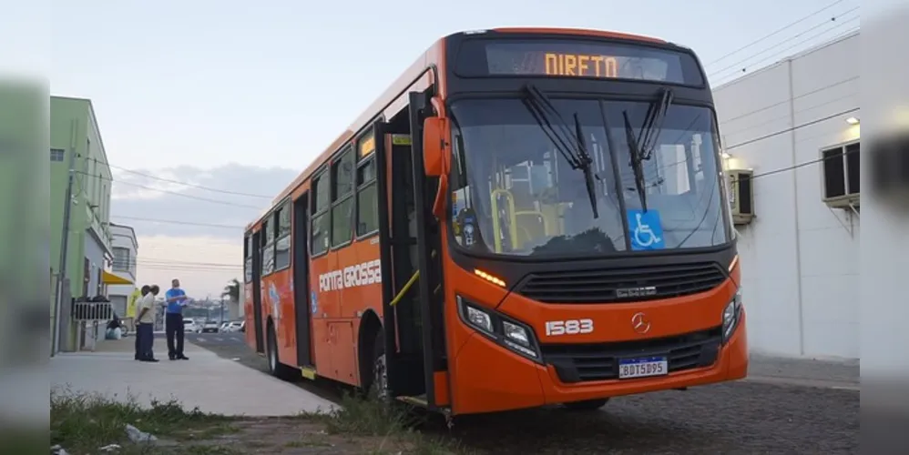 Imagem ilustrativa da imagem Carro bate na traseira de ônibus em Uvaranas