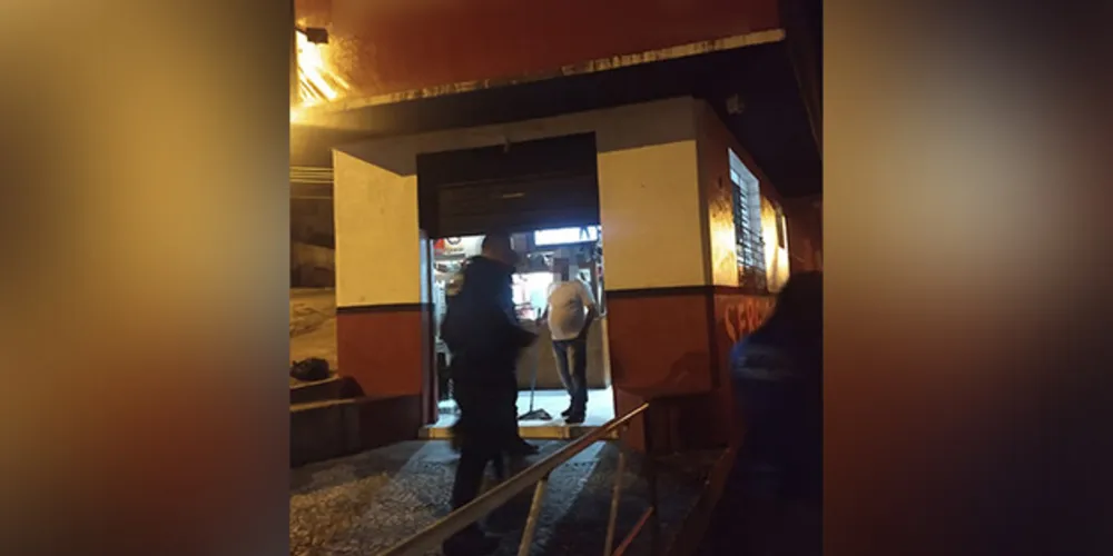 Sete bares foram flagrados abertos após horário fixado em decreto municipal