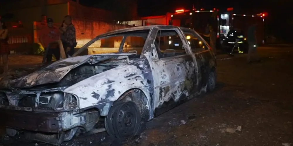 Fogo se espalhou rapidamente e destruiu automóvel no Cará-Cará