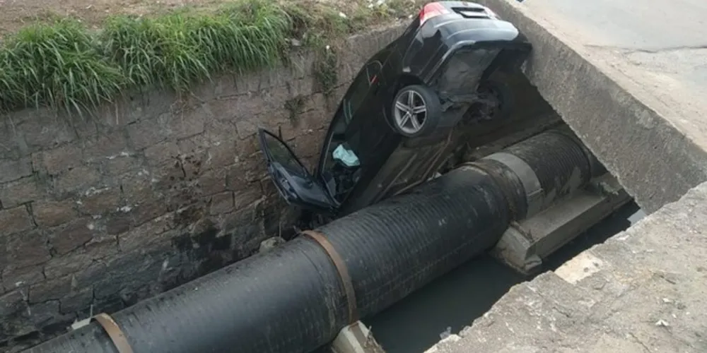 Os dois ocupantes do veículo tiveram apenas ferimentos leves