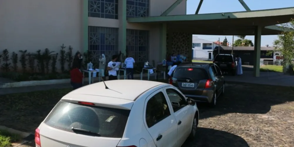 Os carros entram por um portão e saem por outro