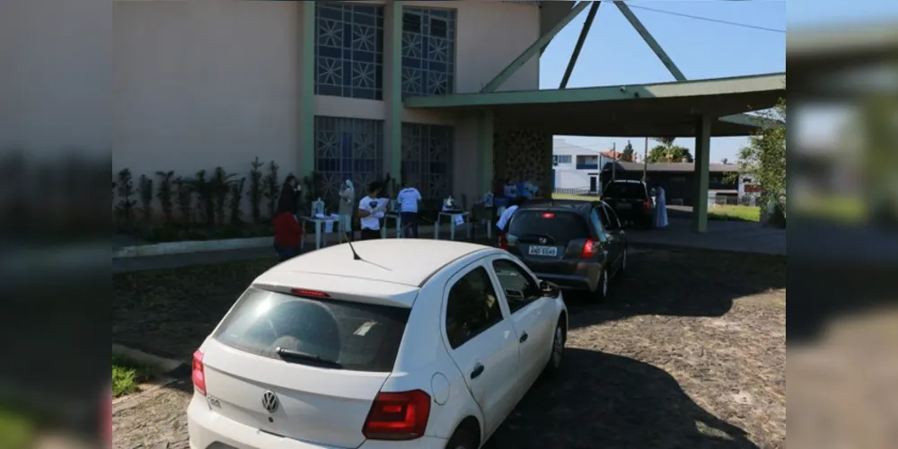 Os carros entram por um portão e saem por outro
