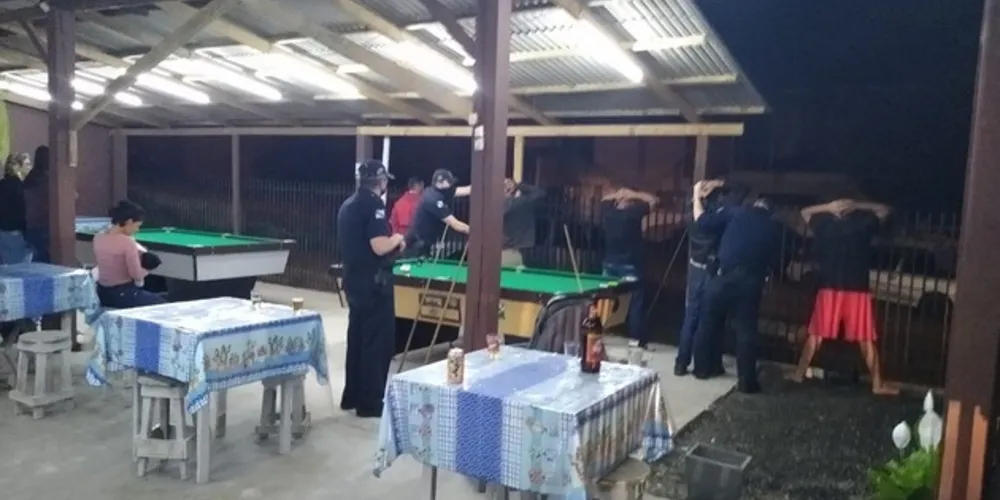 Em um dos bares, fiscais flagraram clientes jogando sinuca e bebendo cerveja