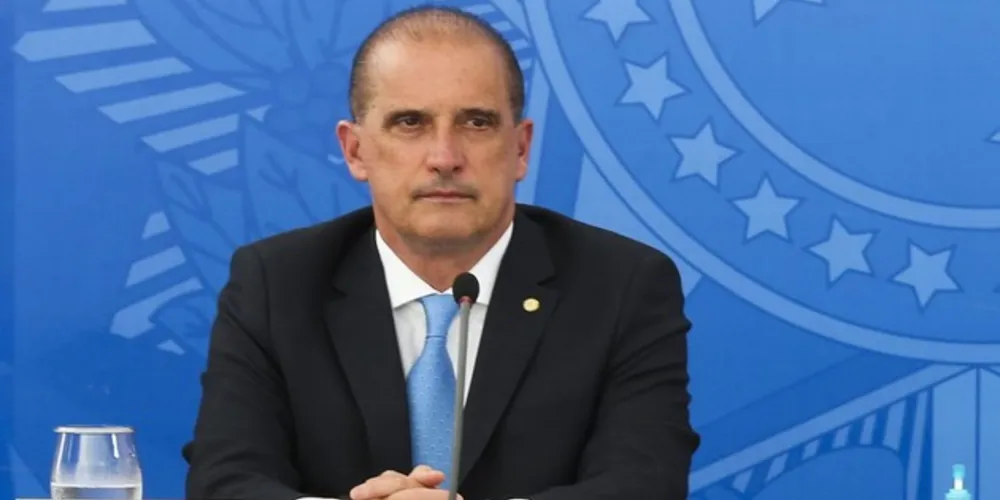 Em mensagem no Twitter, o ministro explicou que os primeiros sintomas começaram na última quinta-feira (16) e que na sexta passou por exames, entre eles o PCR.