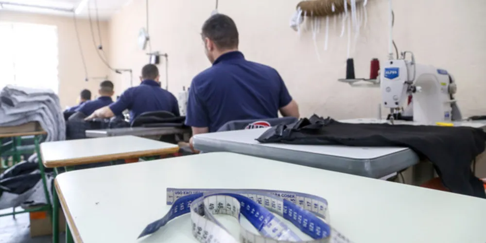 Trabalhos em metalúrgicas, pequenos reparos de elétrica, hidráulica e pintura, além da confecção de roupas e peças de marcenaria, estão entre os trabalhos realizados pelos detentos no Paraná.